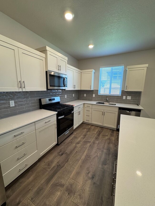 Building Photo - 5 bedroom House in Northeast Salem!