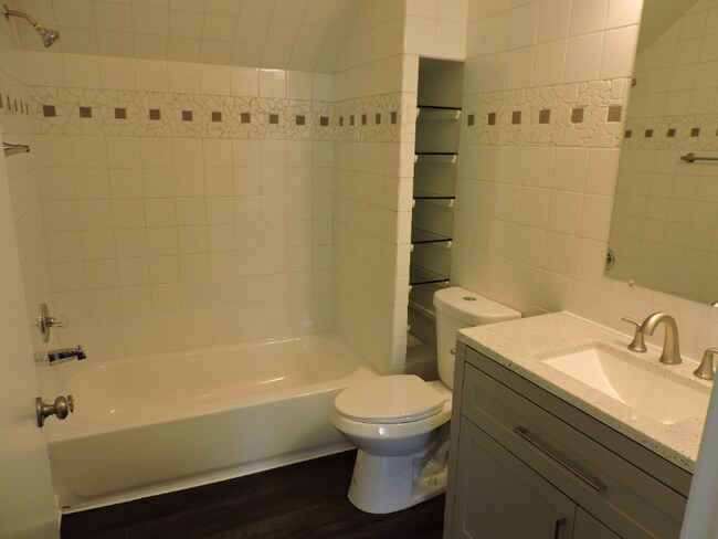 Building Photo - 414 S Reese St