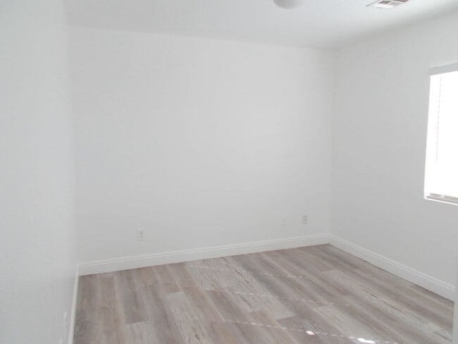 Building Photo - Spacious 4-Bedroom, 2.5-Bathroom Home – Fr...