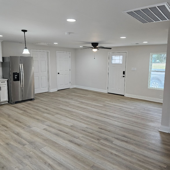 Building Photo - 302 Dotts Cir