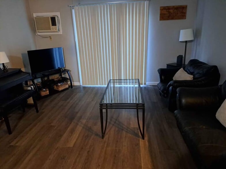 living room w/ BALCONY - 189N Capitol Hill Dr