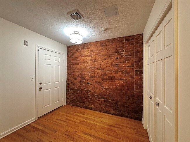 Building Photo - 362 Granville Rd