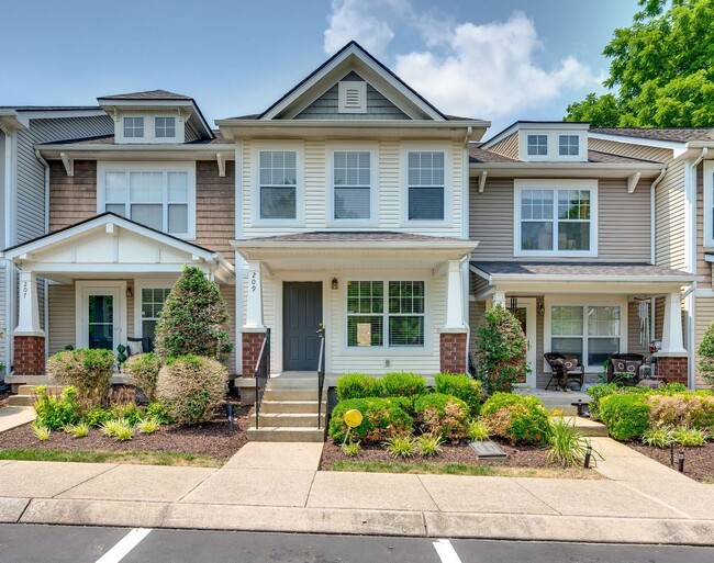 Building Photo - Renovated Townhome in Convenient Nashville...