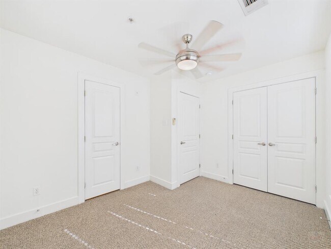 Building Photo - 711 W 32nd St