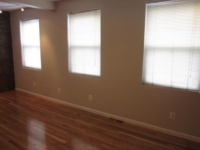 Building Photo - 202 W 9th St