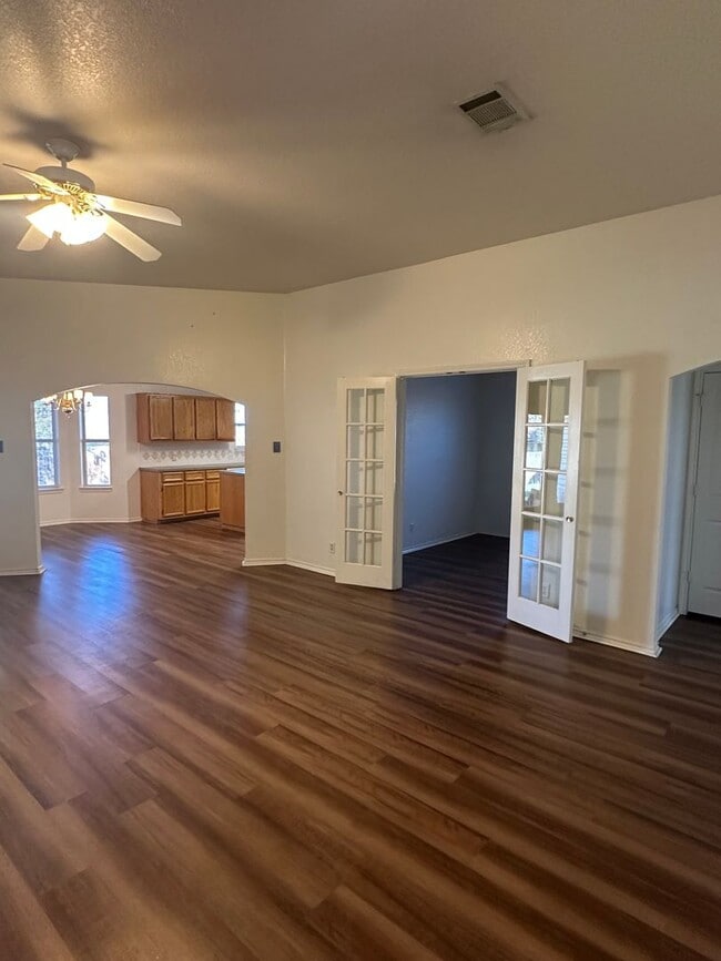 Building Photo - 3 bedrooms PLUS Bonus Room