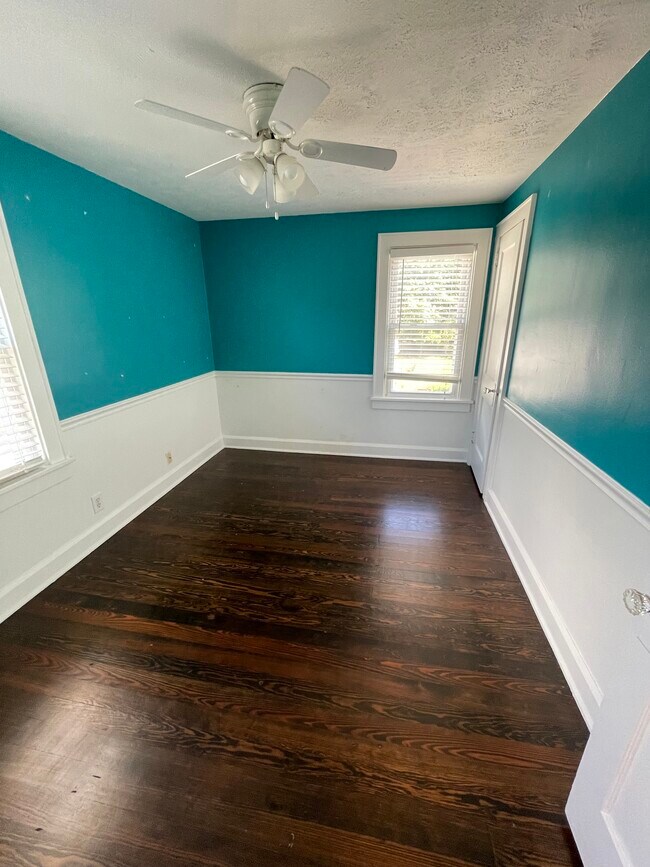 Building Photo - 2524 Oakwood Ave