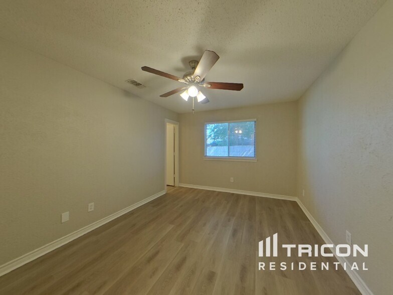 Building Photo - 8620 Santa Clara Dr