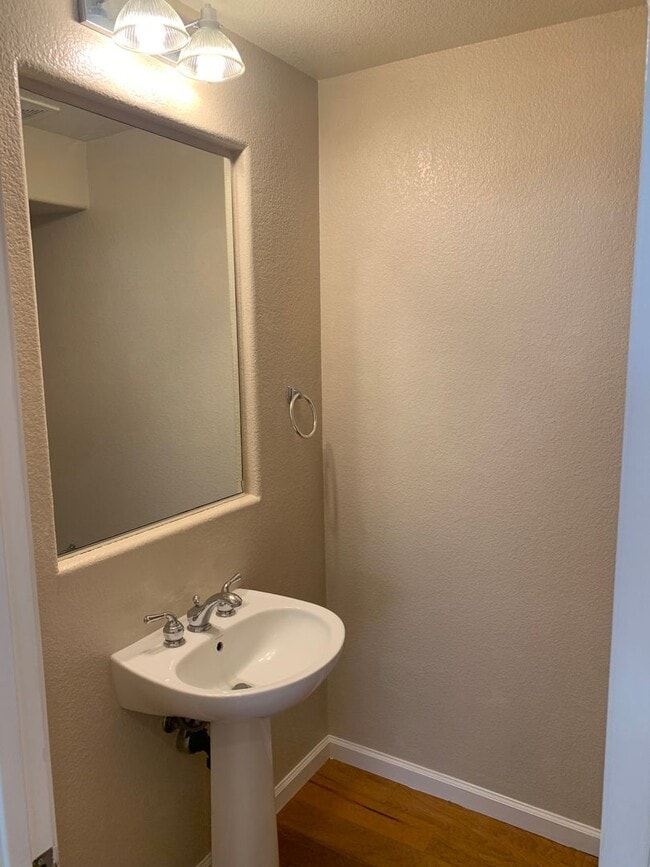 Building Photo - Beautiful 4 Bedroom, 2.5 Bath Mountain Hou...