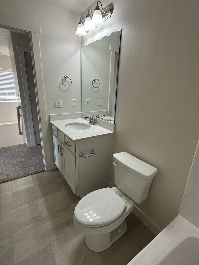 Building Photo - Gorgeous Townhome!!!