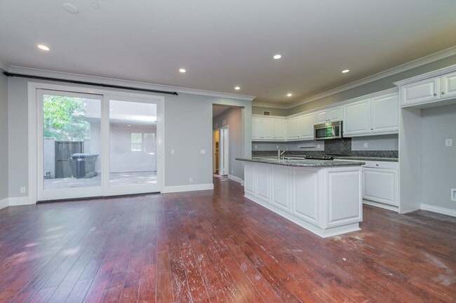 Building Photo - 3BD/2.5BA/2Garage Two Story upgraded End Unit Condo Woodbury Irvine $4800