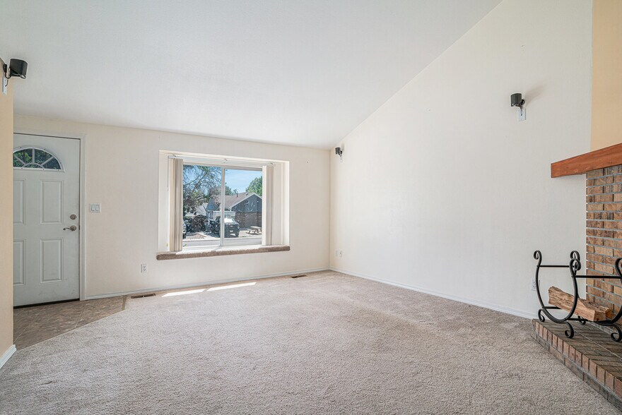 Building Photo - 2139 Daley Dr
