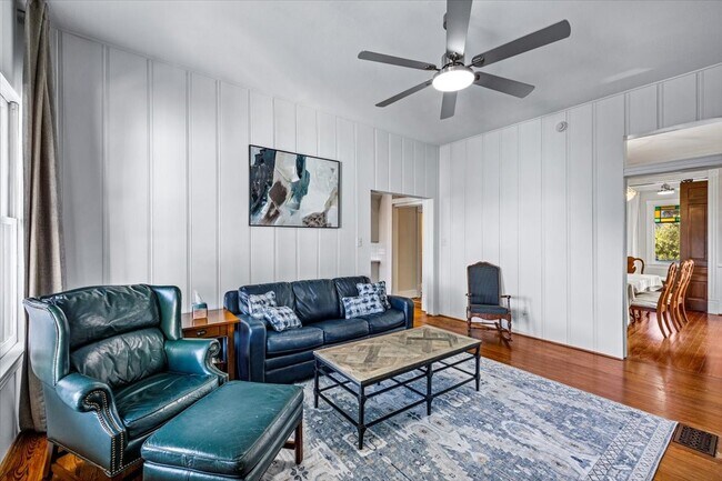 Building Photo - 2207 Bernardo De Galvez Ave