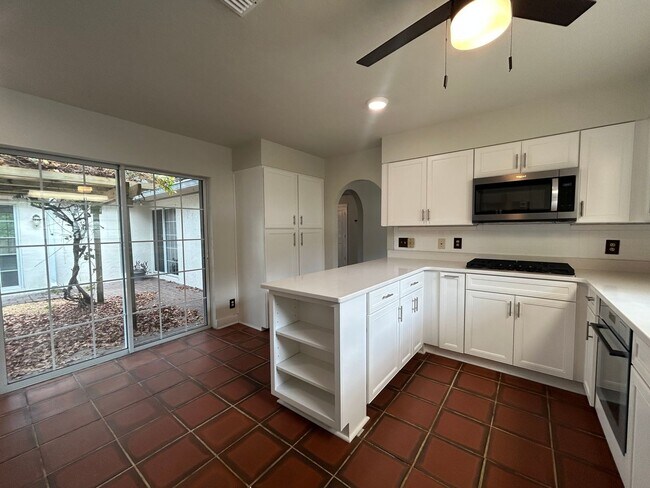 Building Photo - STUNNING 4BR/2BA Home with PRIVATE POOL & ...