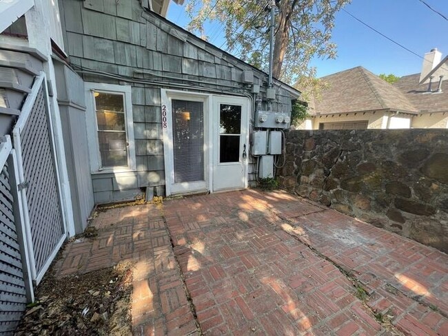 Building Photo - Cozy 1 Bedroom 1 Bath Downstairs Unit Read...