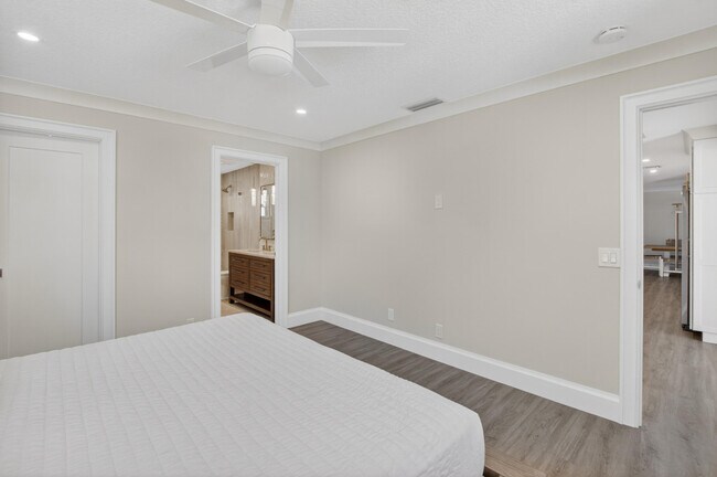 Building Photo - 135 SE 28th Ct