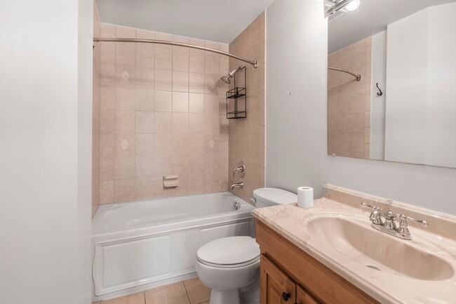 Building Photo - Stunning 2 BR/2.5 BA 2-Level Condo in Petw...
