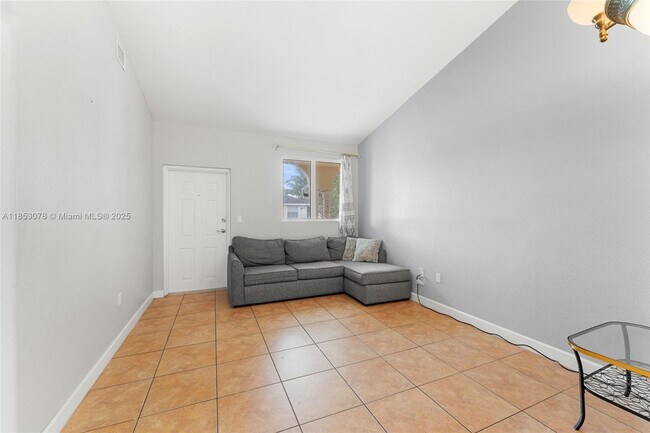 Building Photo - 1651 SE 28th Ct