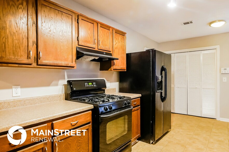 Building Photo - 3830 Greenbrook Dr
