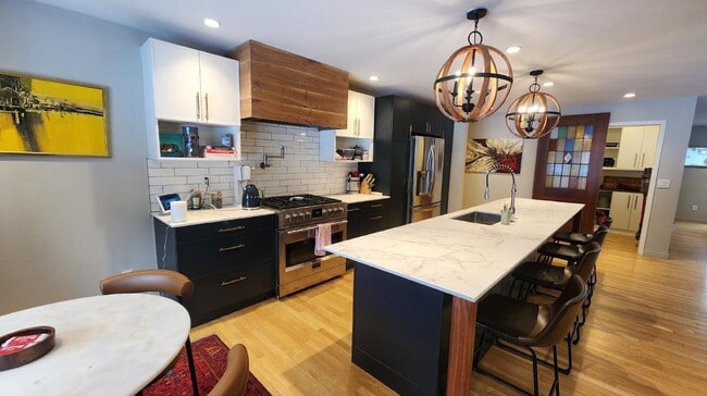 Building Photo - Designer 4 Bedroom Home with Sauna and Walk-Out Lower Level - Available May or June 1st