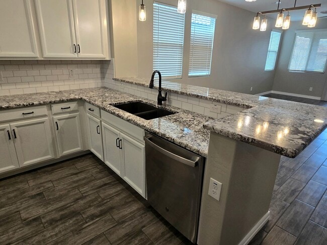 Building Photo - $500 MOVE-IN DISCOUNT - 3-BEDROOM WITH COMMUNITY POOL