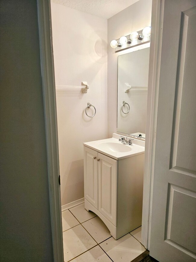 Building Photo - Regency Key Townhouse