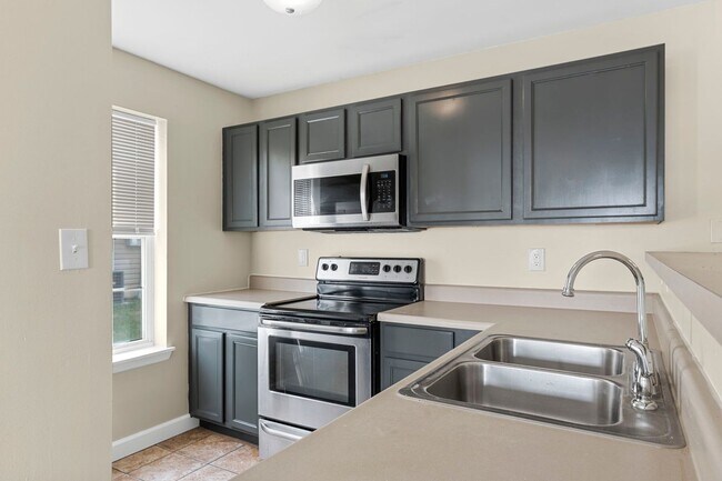 Building Photo - Spacious 2-Bed, 2-Bath Condo