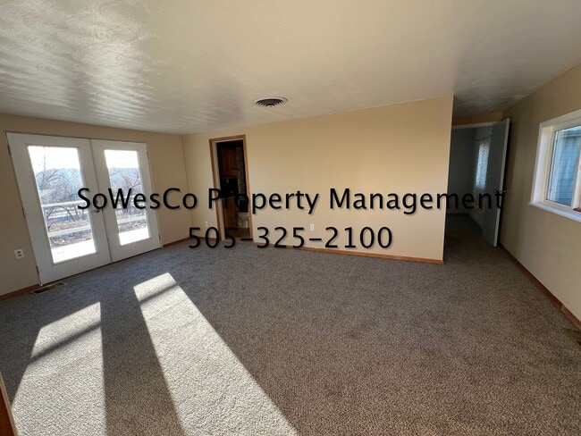 Building Photo - Large 3 Bedroom Home on East Side of Town