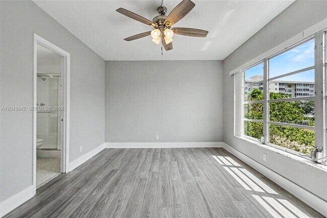 Building Photo - 3250 N Palm Aire Dr