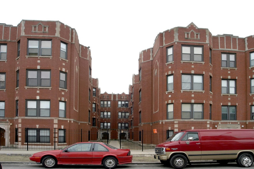Primary Photo - Dickens Apartments