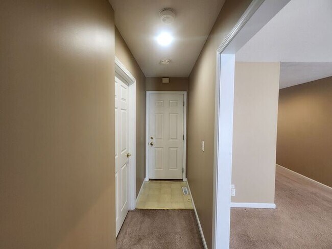 Building Photo - 3 Bedroom On Cul-de-sac, East Side Location