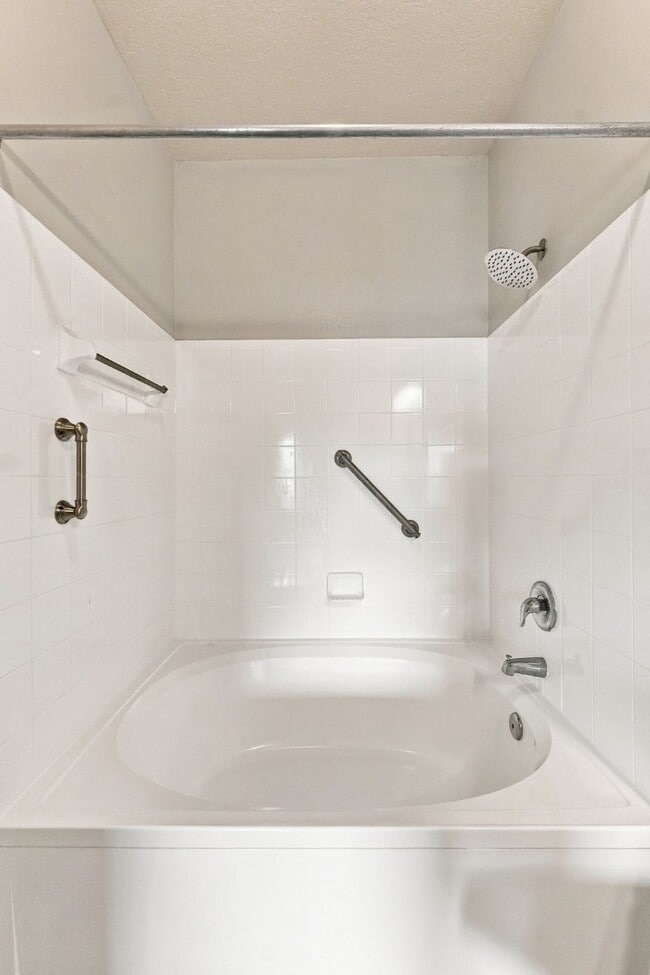 Building Photo - Absolutely Stunning 3 BR/2 BA/2 Car Garage Condo in gorgeous Gated New Tampa resort style community.