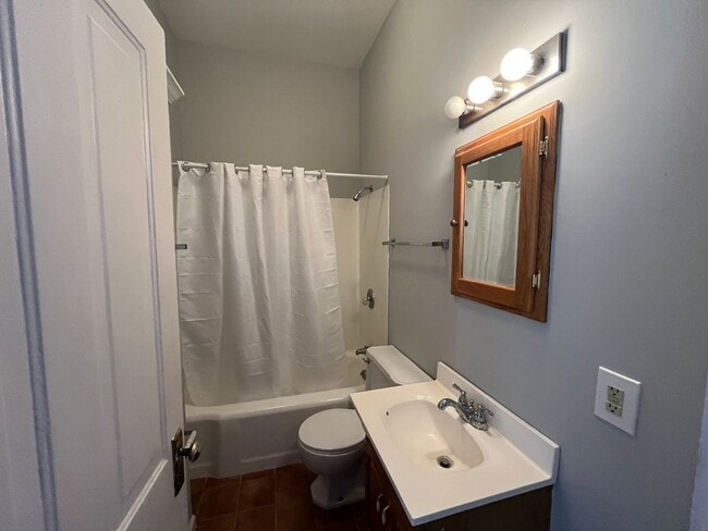 Building Photo - Beautiful 3 bedroom with river views