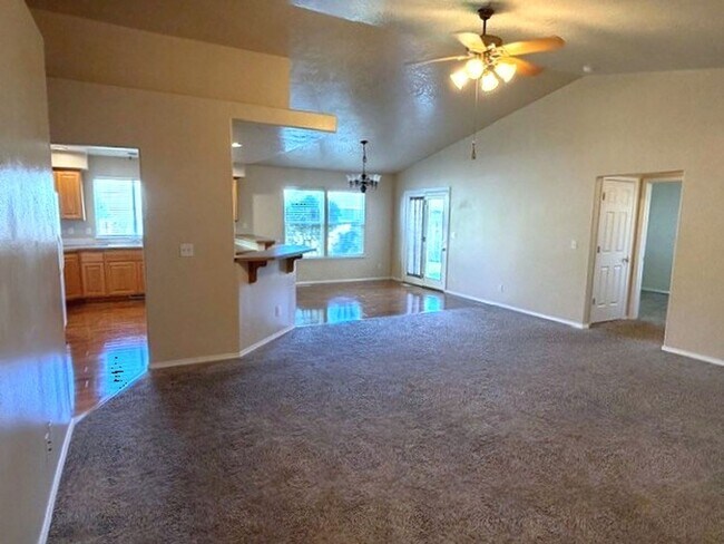 Building Photo - Beautiful and spacious 3 bed 2 bath home in Meridian just off Ten Mile and W Pine Ave