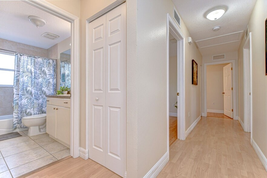 The hallway leading into the bedrooms - 5114 33rd St E