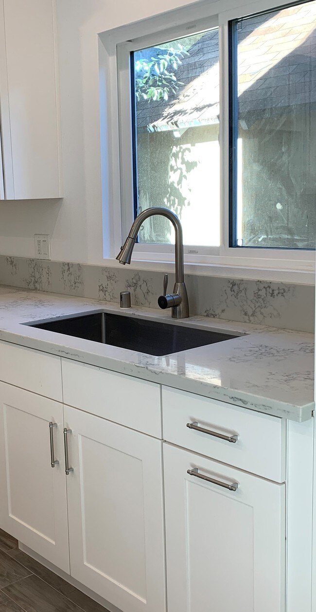 Quartz Counter Top - 2219 Glendon Ave