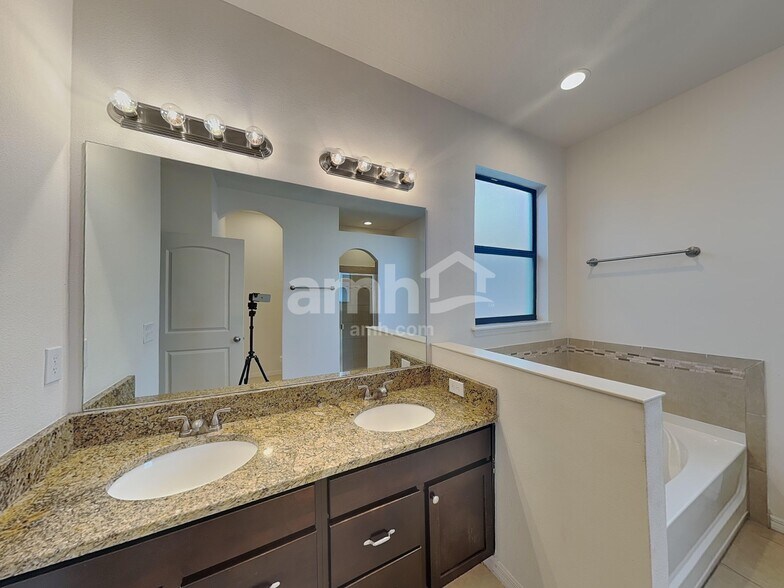 Building Photo - 11621 Winterset Cove Drive