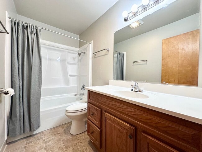 Building Photo - Near Downtown Gresham 2 Bed 1 Bath Duplex! W/S/G Included!