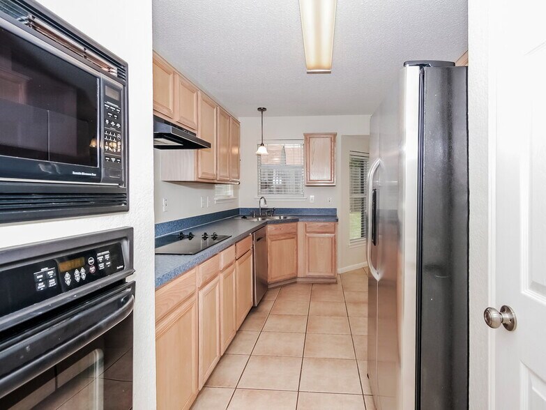 Building Photo - 925 Comiskey Ct