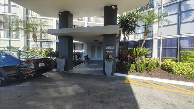 Building Photo - 1000 Parkview Dr