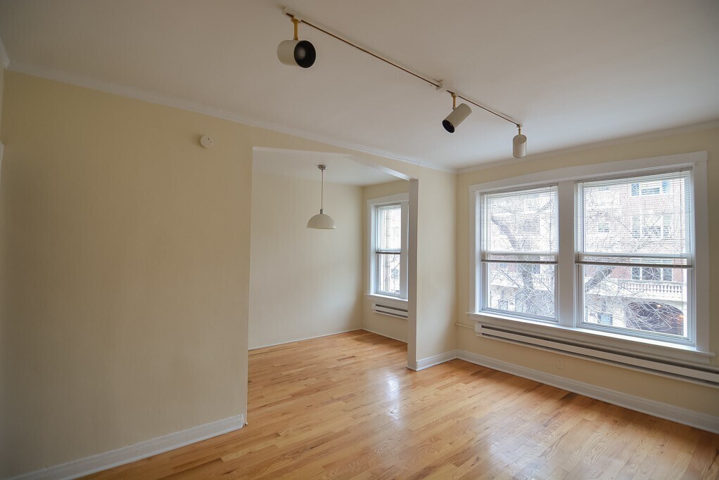 Building Photo - 516 W Melrose St