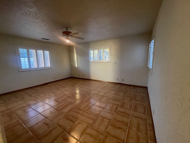 Building Photo - Occupied until Dec 1st Do Not Disturb Tenants!! Wonderful Home 3 bed 2 bath with a Great Yard & V...