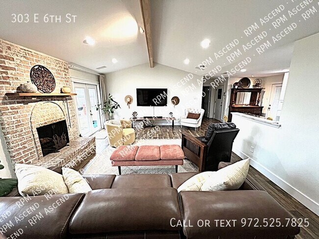 Building Photo - 303 E 6th St