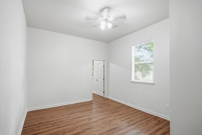Building Photo - 2522 N Prieur St