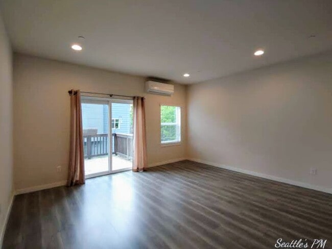 Building Photo - Stunning Contemporary Townhouse-Lynnwood