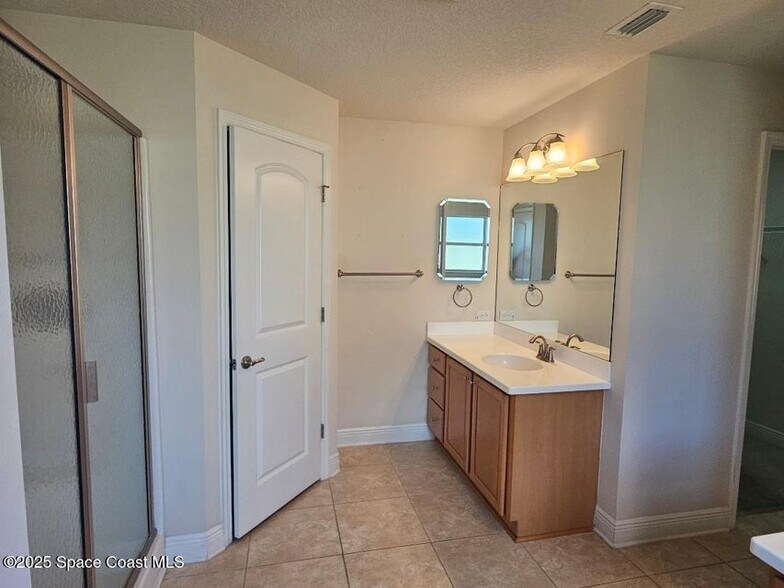 Primary Bathroom with 2 vanites - 2074 Botanica Cir