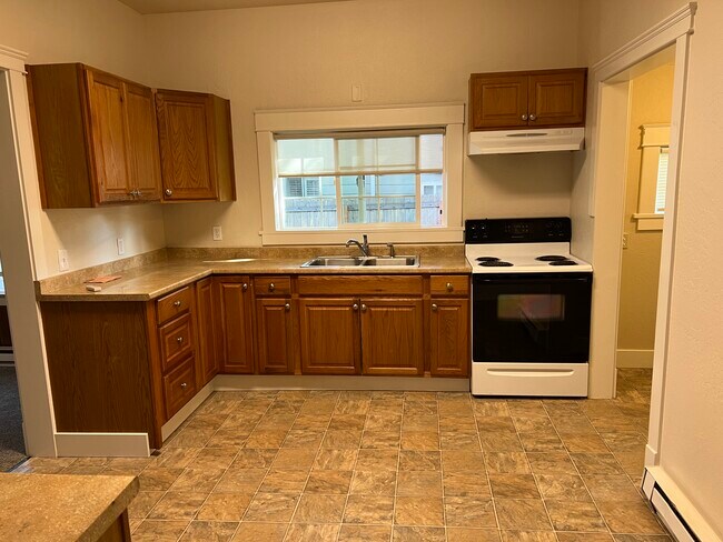 Kitchen - 418 E Reid Ave