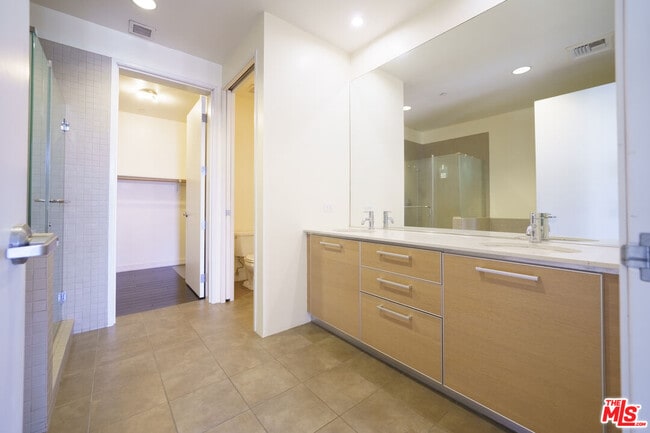 Building Photo - 801 S Grand Ave