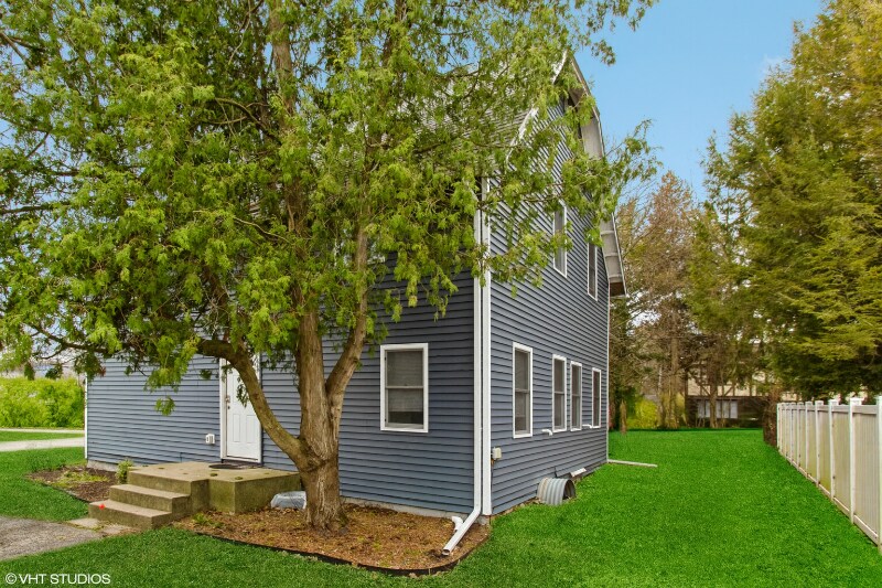 Building Photo - 2508 Lakeshore Dr