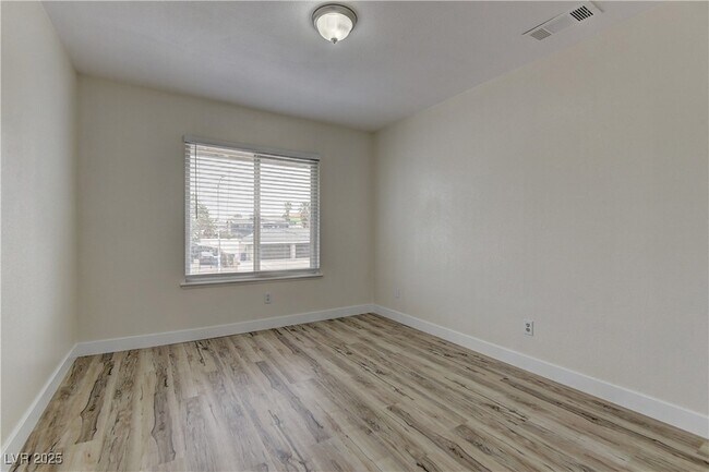 Building Photo - 1678 E Hacienda Ave